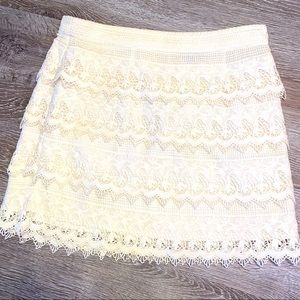 American Eagle White Pattern Skirt. Size 4. Short